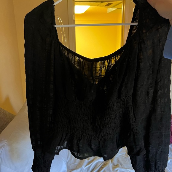 Black top with sheer details - Picture 2 of 3